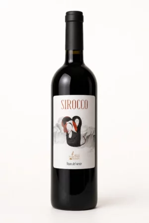 Botella Sirocco de Bodegas Martínez Puertas sobre fondo de estudio